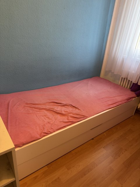 Bett mit Bettkasten und Gästebett
