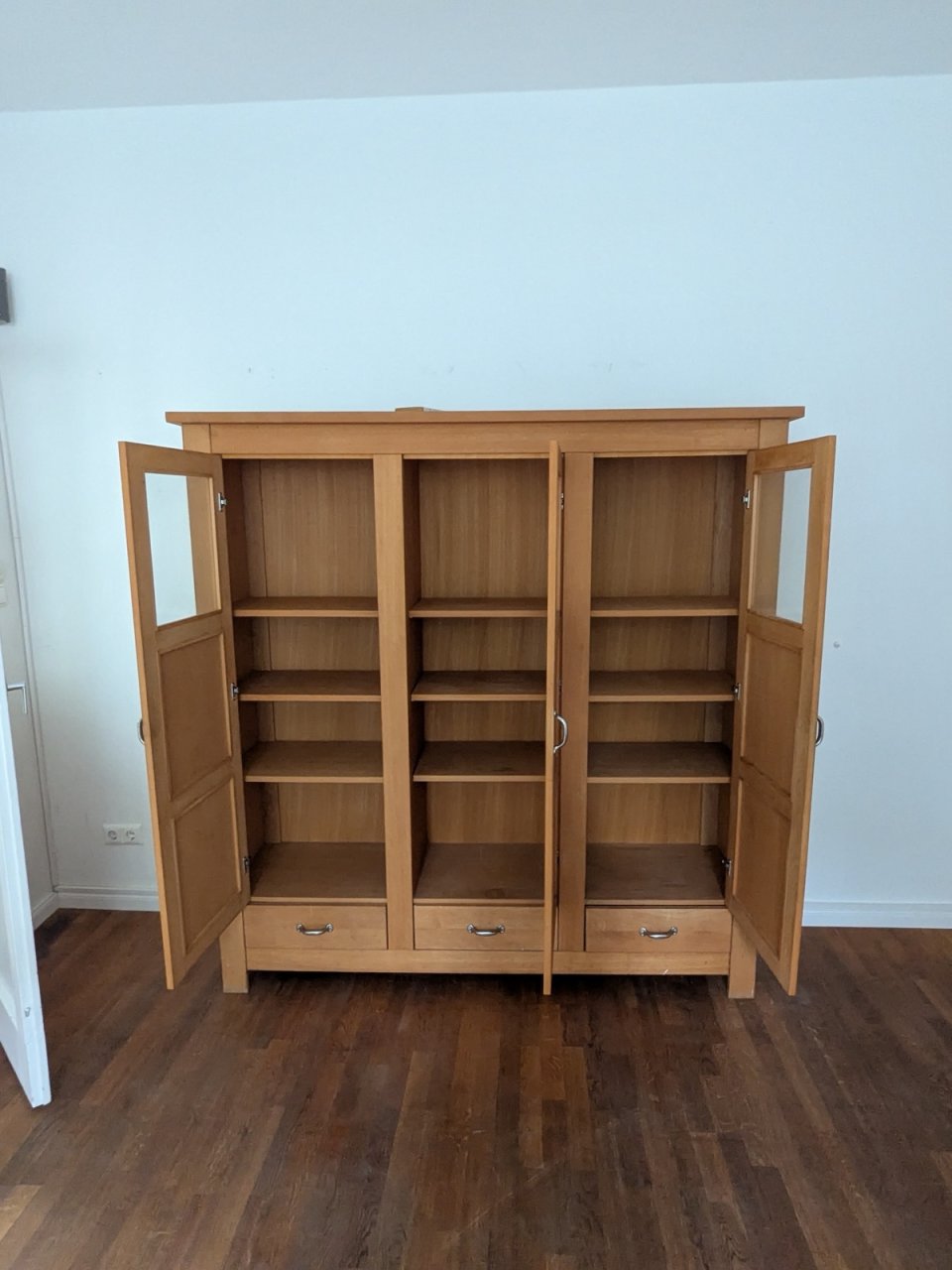 Großer Vitrinenschrank aus Holz mit 3 Türen und Schubladen