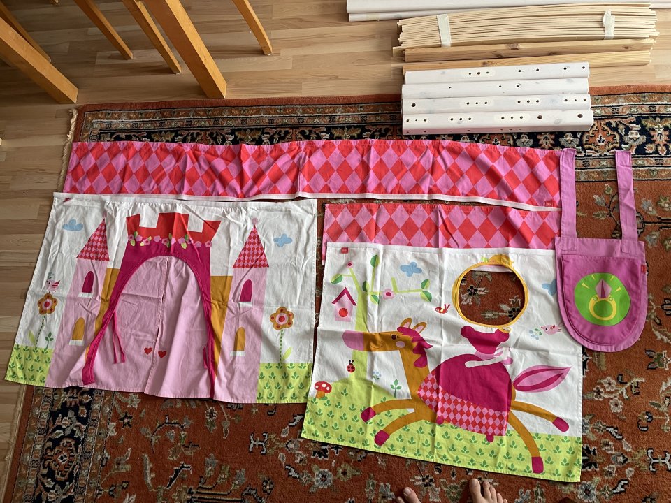 FLEXA Hochbett / Jugendbett aus Holz – mit Prinzessinnen-Spielvorhängen und Zubehör